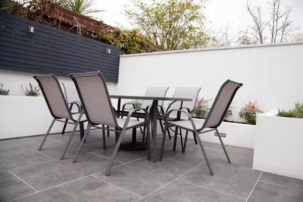 Avant/après pose de terrasse en travertin avec garde-corps aluminium à Toulon