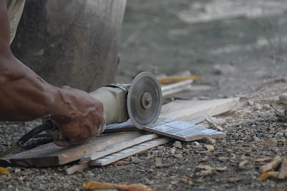 Découpe de carrelage au disque diamant - carreleur Toulon