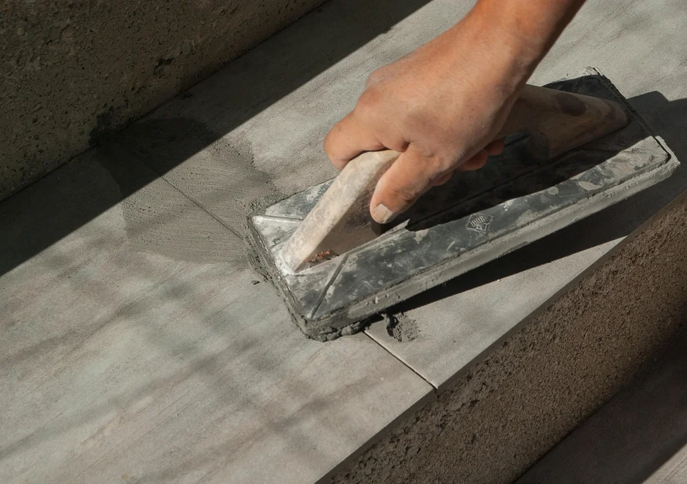 Finition et lissage des joints de carrelage - carreleur Toulon